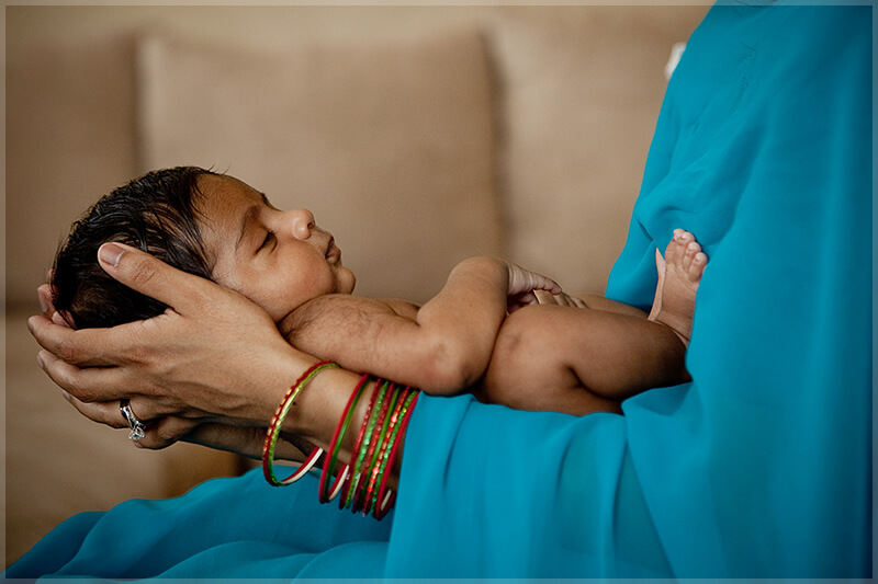 newborn in mothers hands